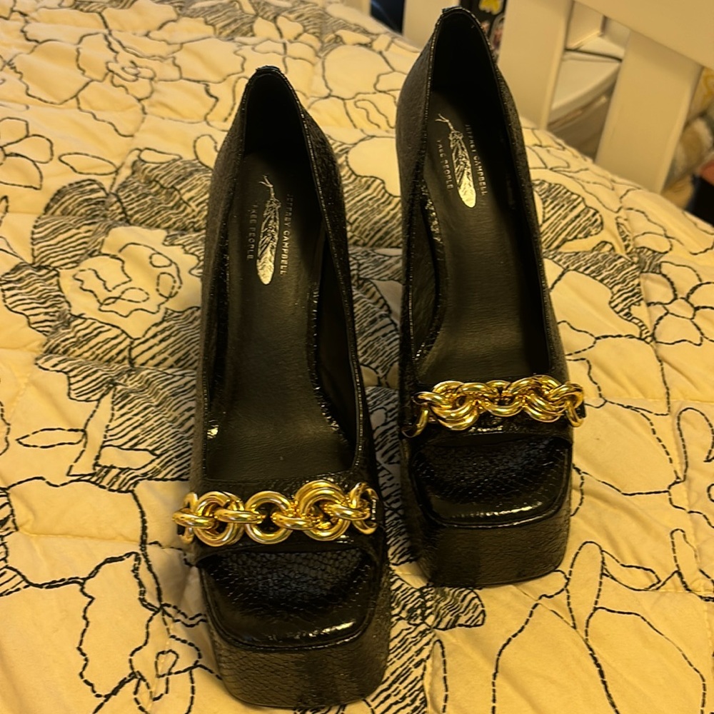 Black Platform with gold chain. NWOT